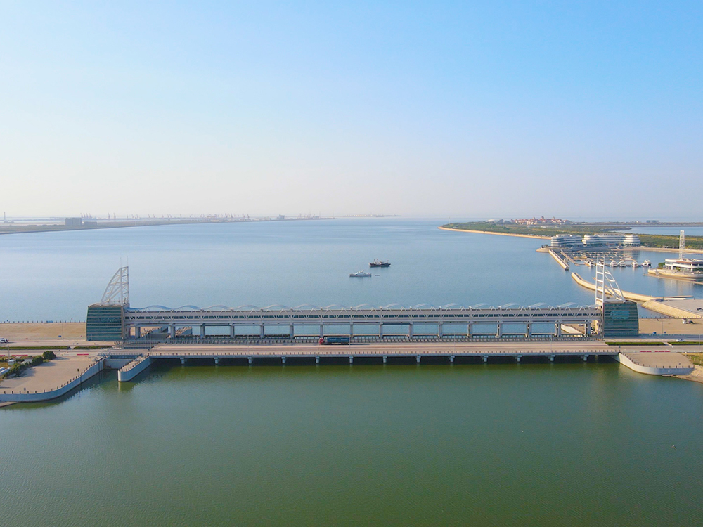 潍坊白浪河防潮闸：建于入海口粉沙质海岸潮下带，与船闸共用边墩，