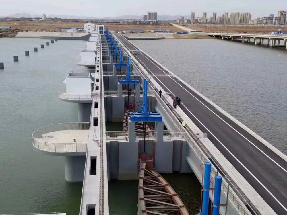威海香水河挡潮闸，双曲拱弧形结构，获发明专利
