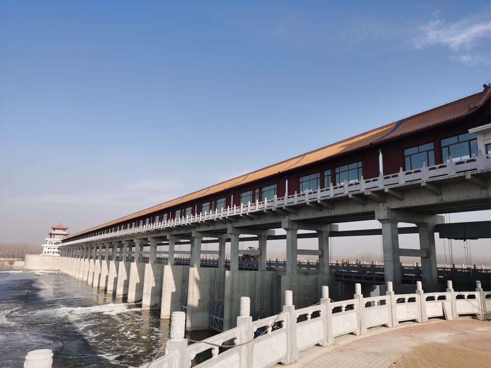 宁阳县堽城坝拦河闸，由钢闸门及钢坝结合的大型水闸